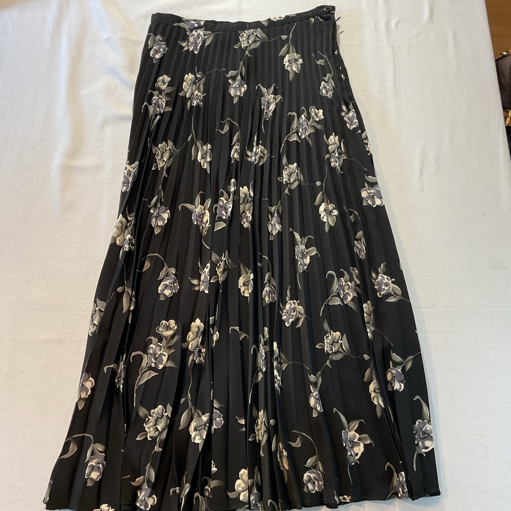 SAG Harbor Petite Long Black w/Floral Pleated Skirt Size 8 Flowing Formal Casual
